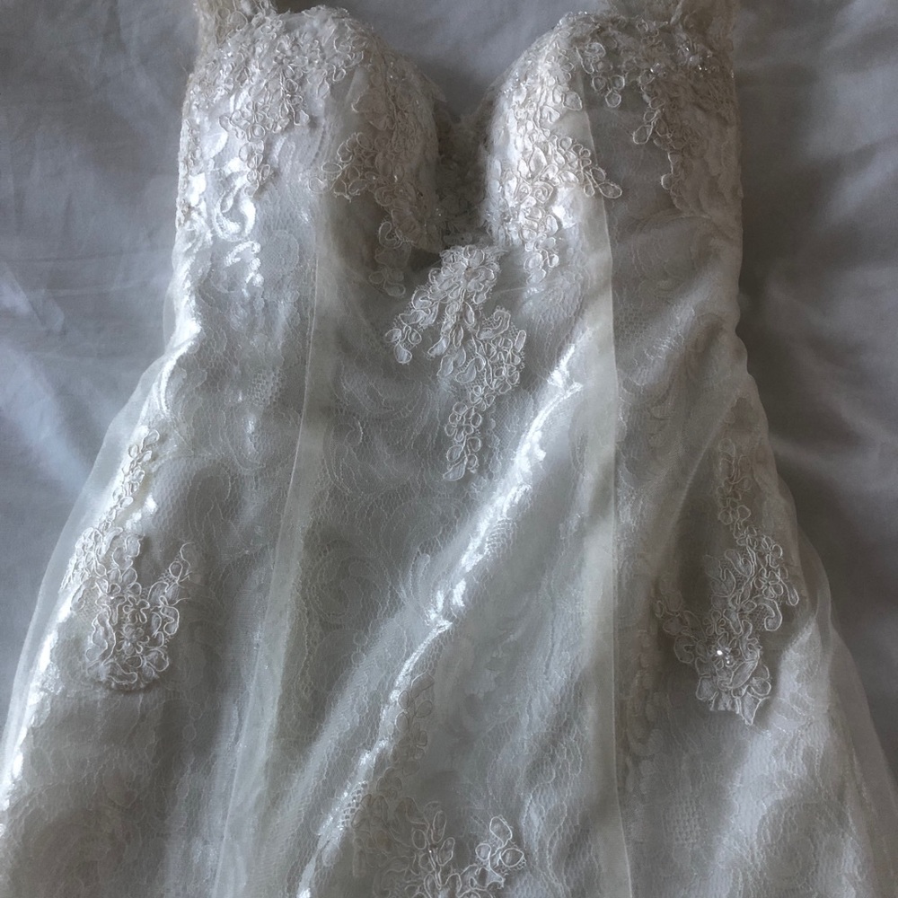 Keyhole Back Lace Ivory Wedding Dress